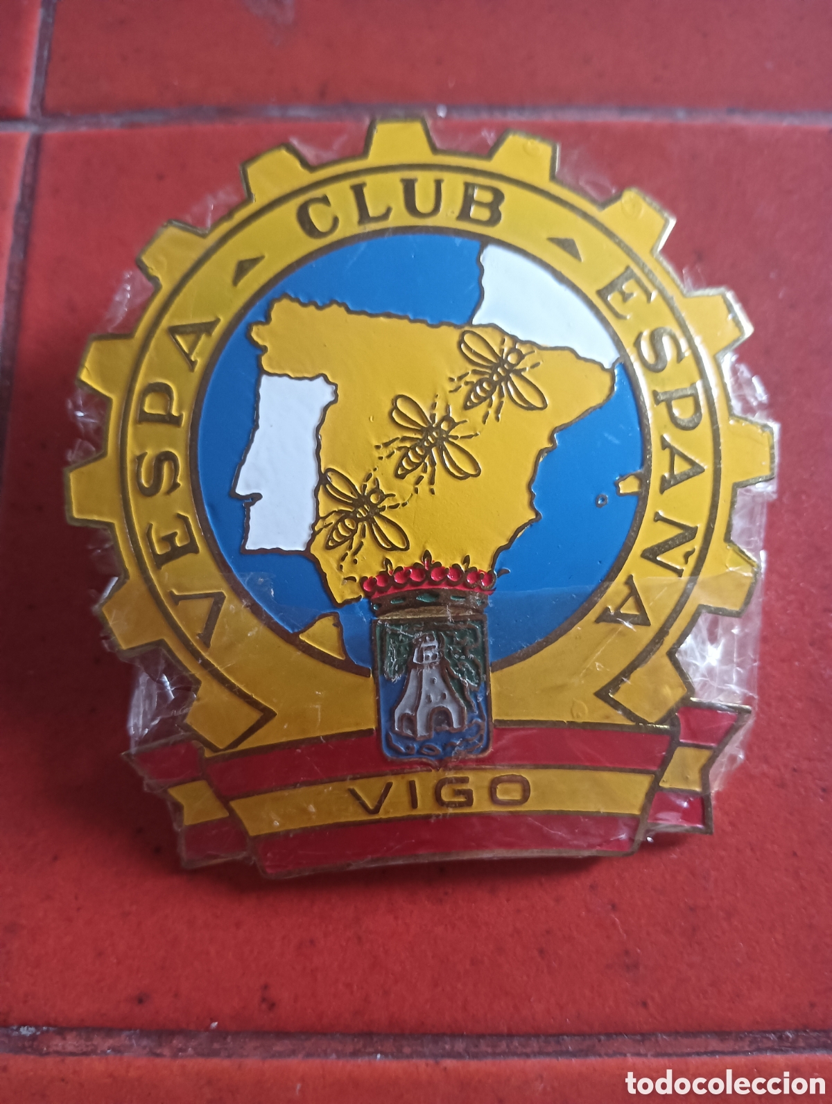 Coches y motocicletas: Antigua insignia esmaltada Vespa Espa&ntilde;a Vigo