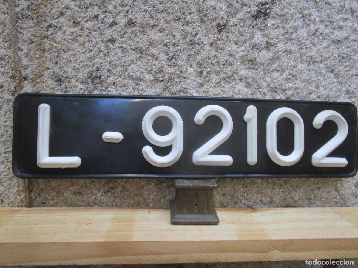 Coches y motocicletas: ANTIGUA MATRICULA COCHE PORTUGUES &rdquo; L - 92102 &rdquo; APROX 1950 RESINA VINILO RELIEVE 52X12CM 300gr.