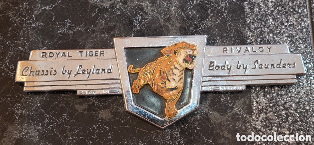 Coches y motocicletas: Antiguo Emblema Royal Tiger &ndash; Leyland Chassis / Saunders Body &ndash; Made in Great Britain &ndash; Automobilia