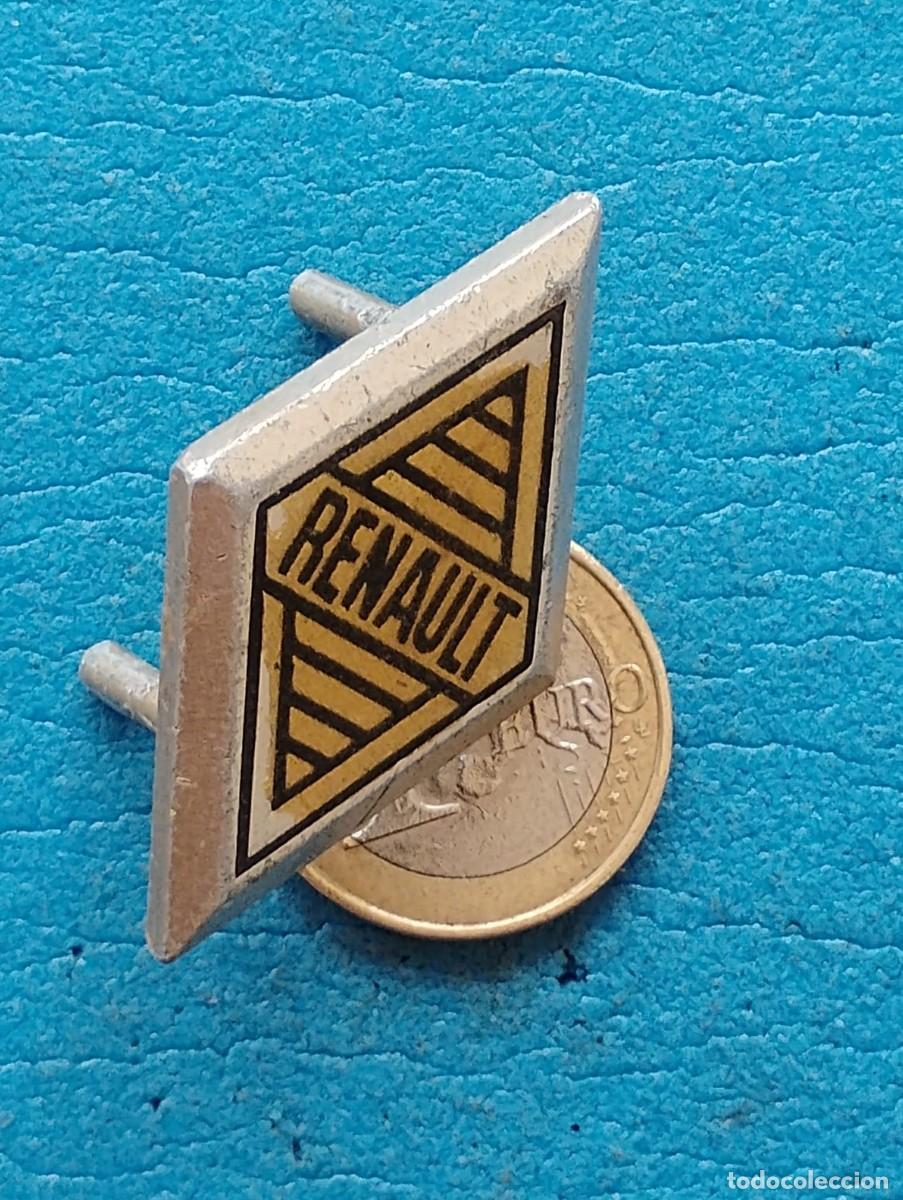 Coches y motocicletas: ANTIGUO EMBLEMA/EMBELLECEDOR RENAULT - USADO