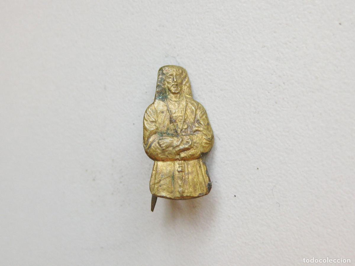Coches y motocicletas: ANTIGUA INSIGNIA DEL CRISTO DE MEDINACELI DE LAT&Oacute;N ESTAMPADO. A&Ntilde;OS 30. MADRID