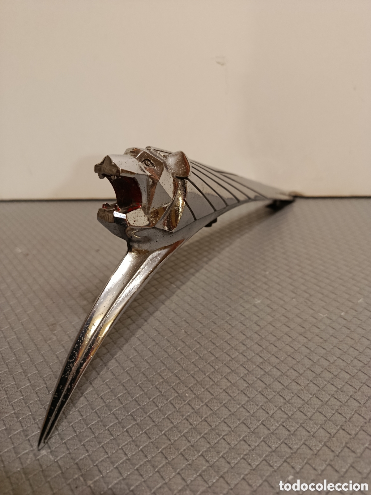 Coches y motocicletas: Emblema cap&oacute; Peugeot 203 cromado