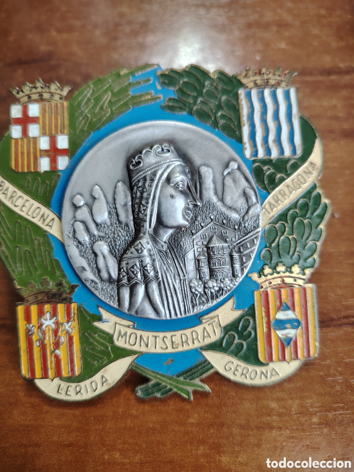 Coches y motocicletas: Chapa antigua de la virgen de Montserrat con lss cuatro provincias Catalanas