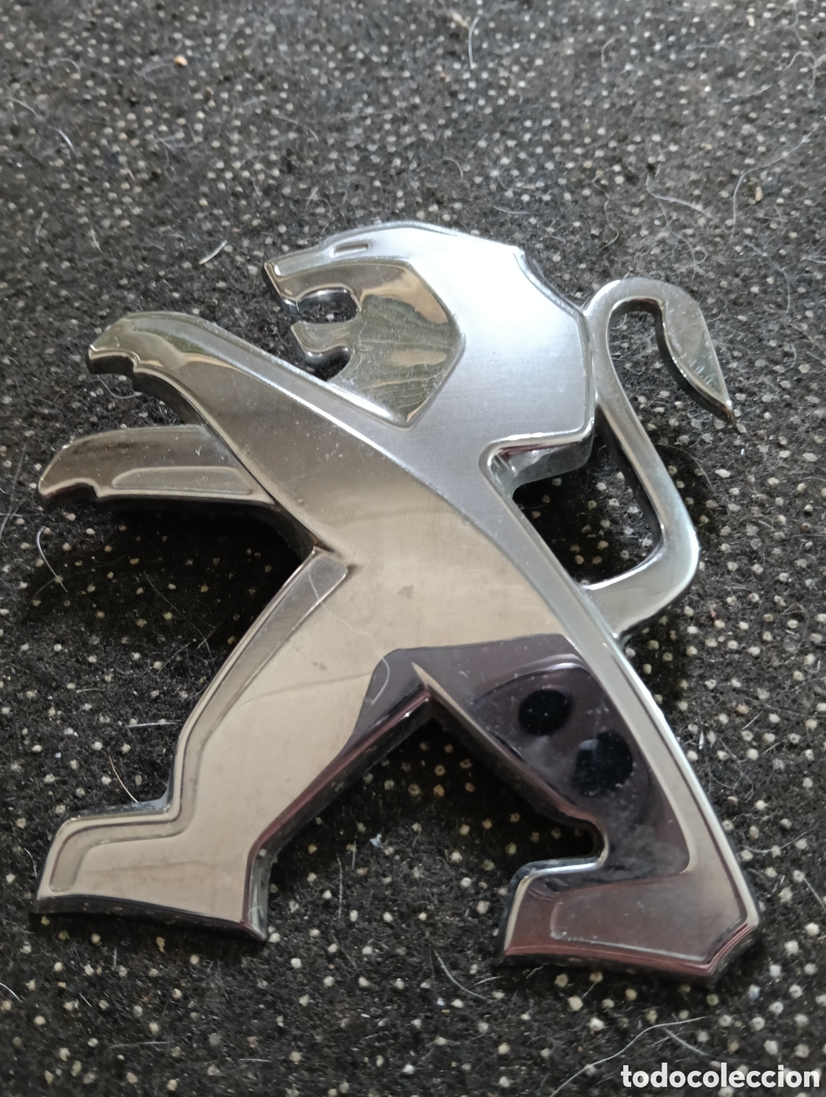Coches y motocicletas: Emblema o Logotipo Peugeot Le&oacute;n usado sacado de desguace.