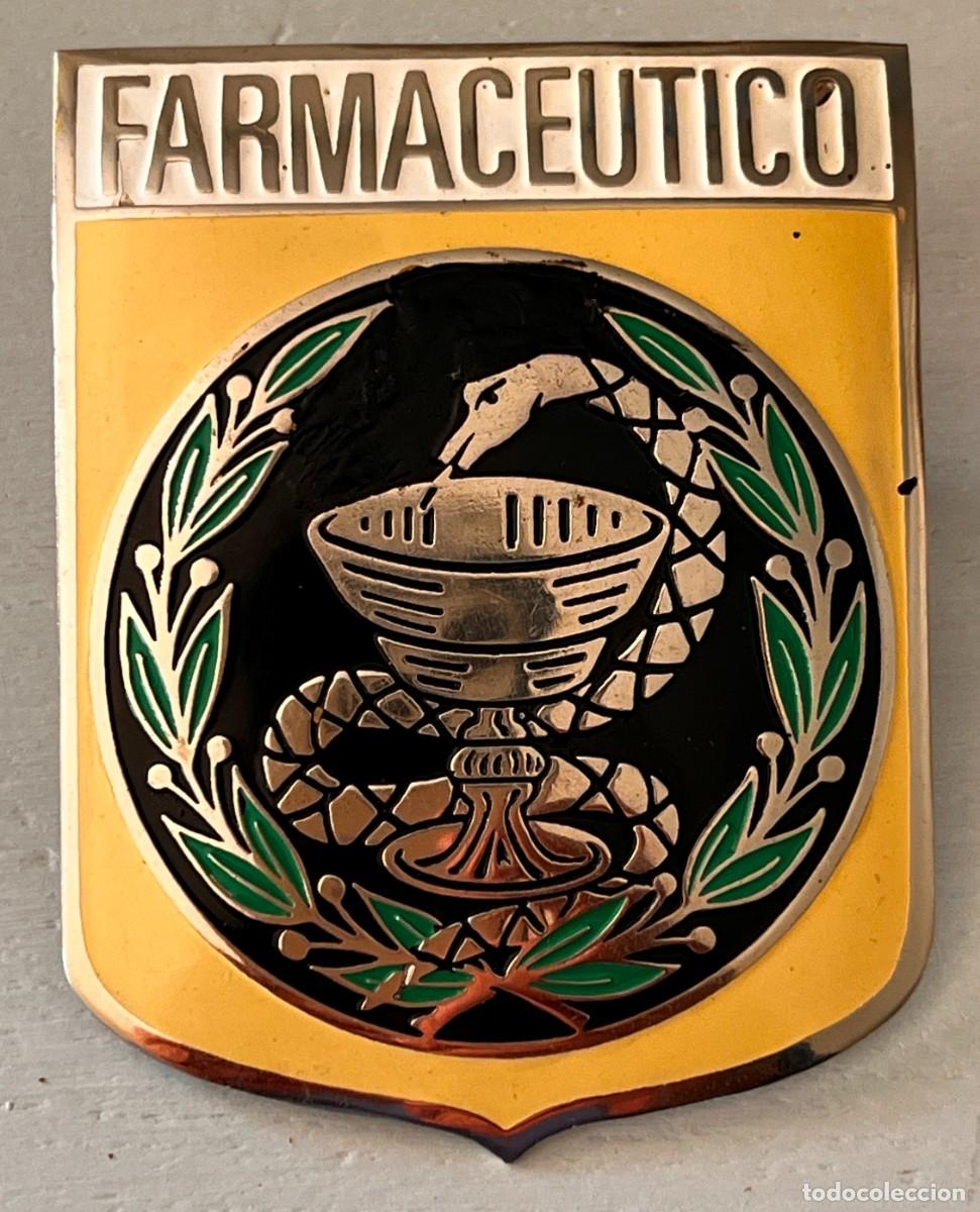 Coches y motocicletas: Antigua Placa o emblema esmaltado met&aacute;lico para coche, FARMACEUTICO, medicina, &eacute;poca de Franco, ver