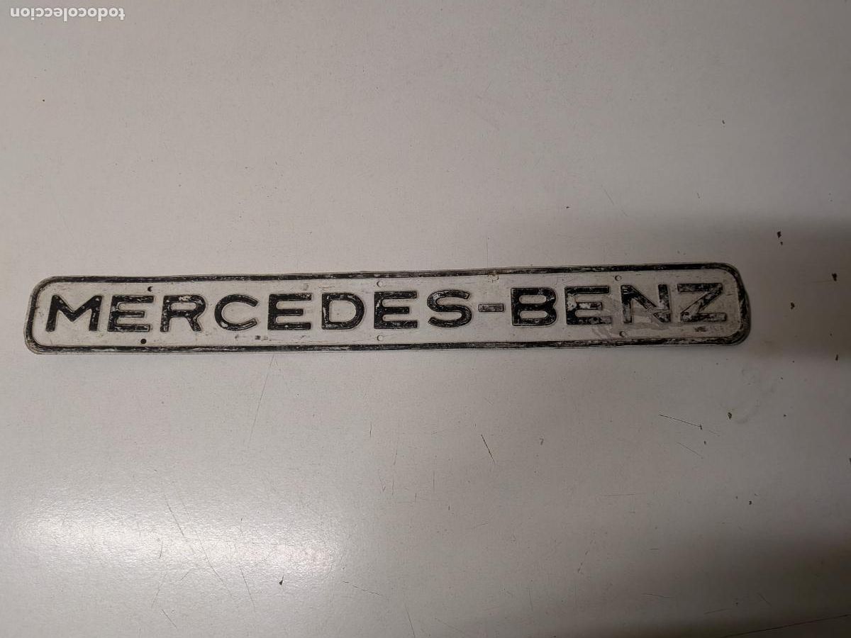 Coches y motocicletas: ANTIGUA PLACA MERCEDES-BENZ 56CM X 7CM