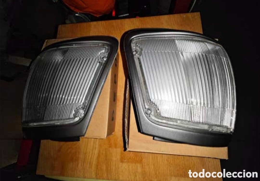 Carros e motociclos: pilotos delanteros Toyota Hilux.