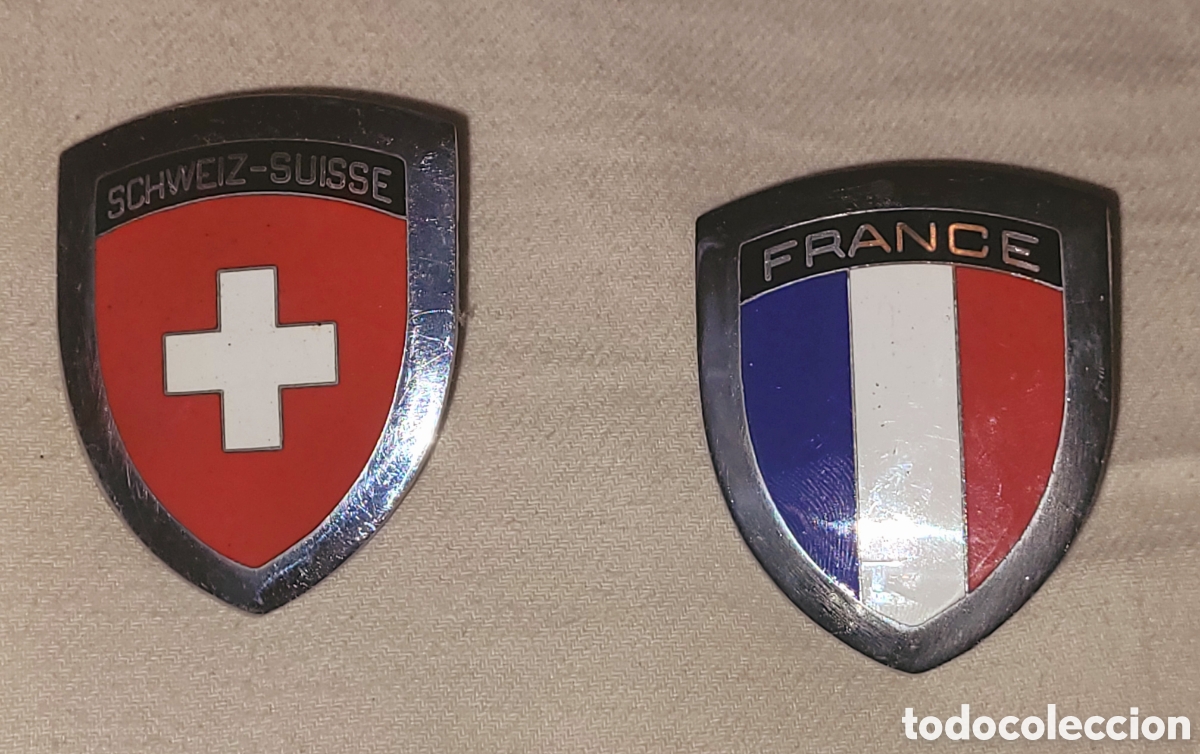 Coches y motocicletas: Bonito lote dos emblemas vintage metalicos para coche o Vespa Francia + Suiza a&ntilde;os 50