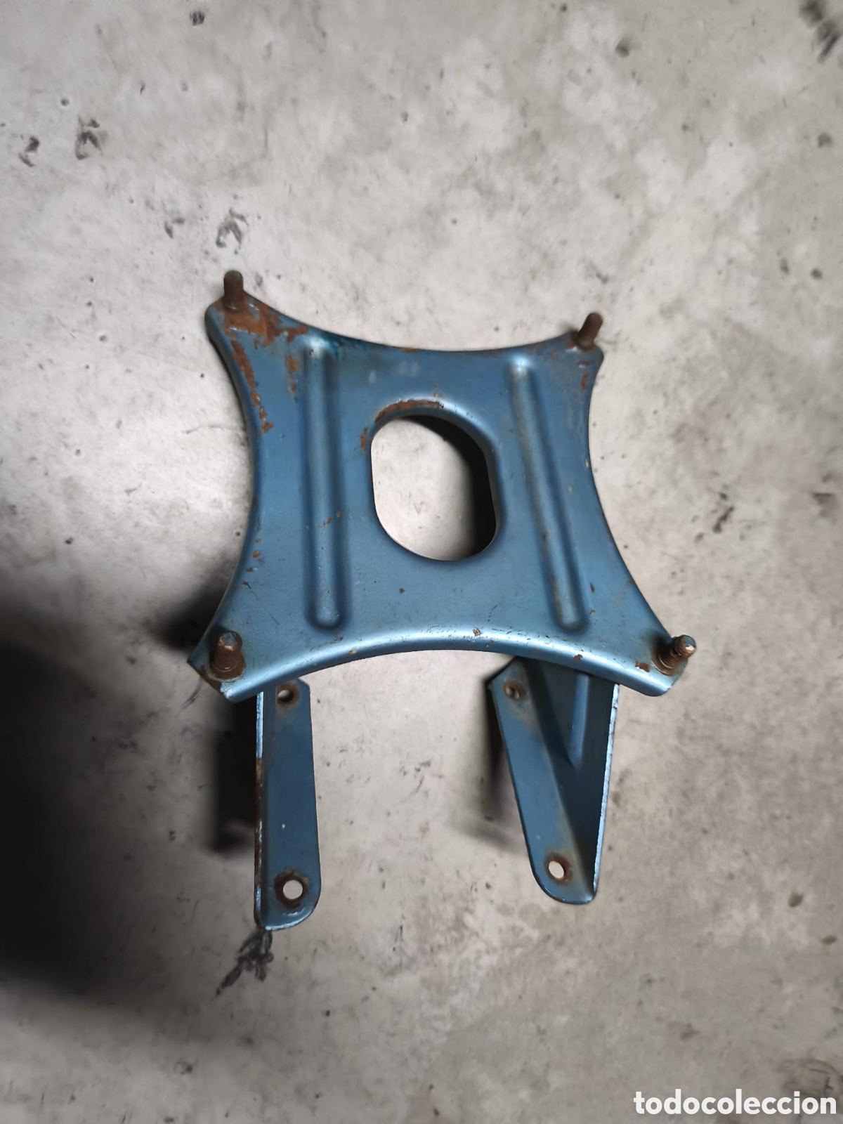 Coches y motocicletas: SOPORTE ORIGINAL RUEDA REPUESTO LAMBRETTA LI150
