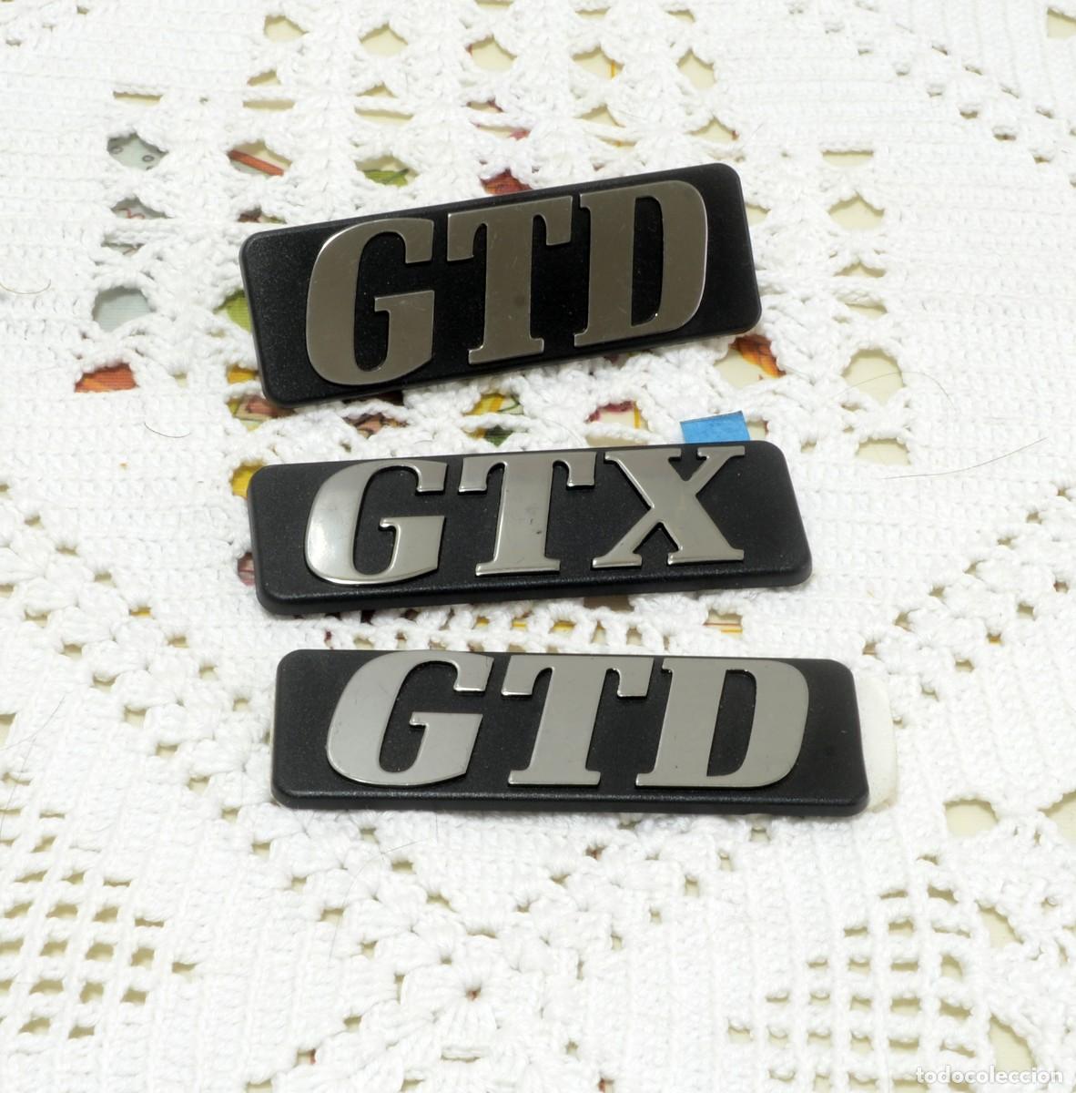 Coches y motocicletas: LOTE DE 3 emblemas o insignias met&aacute;licas para coche, 2 con las siglas GTD, 1 con GTX