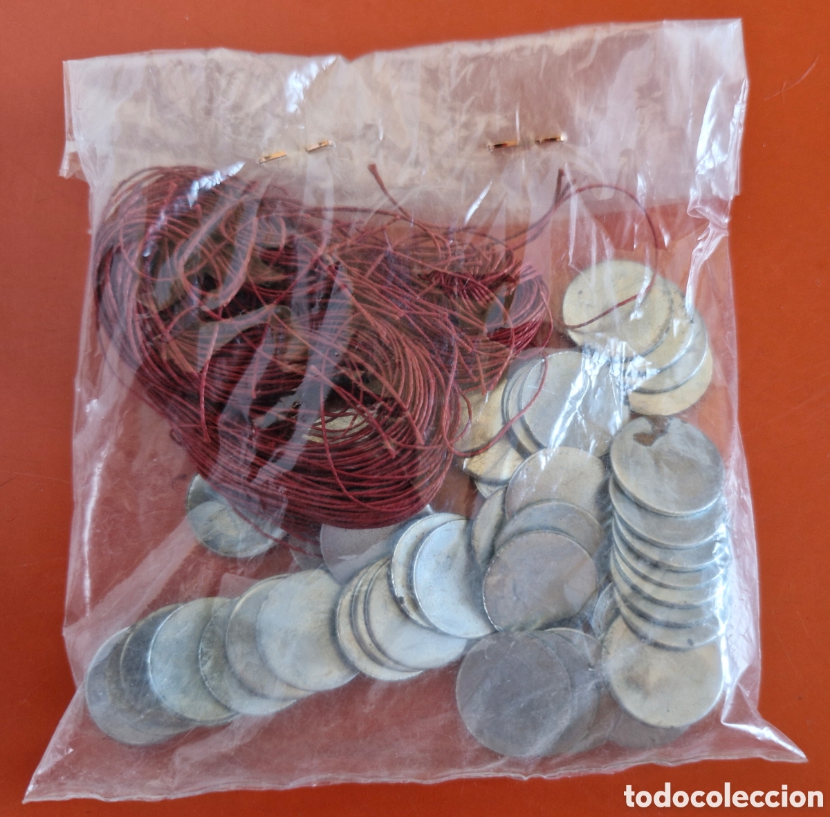 Repuestos y piezas: 50 UNID. FICHAS CHAPAS MET&Aacute;LICAS CON CORDONES 70'S.SIN USO.