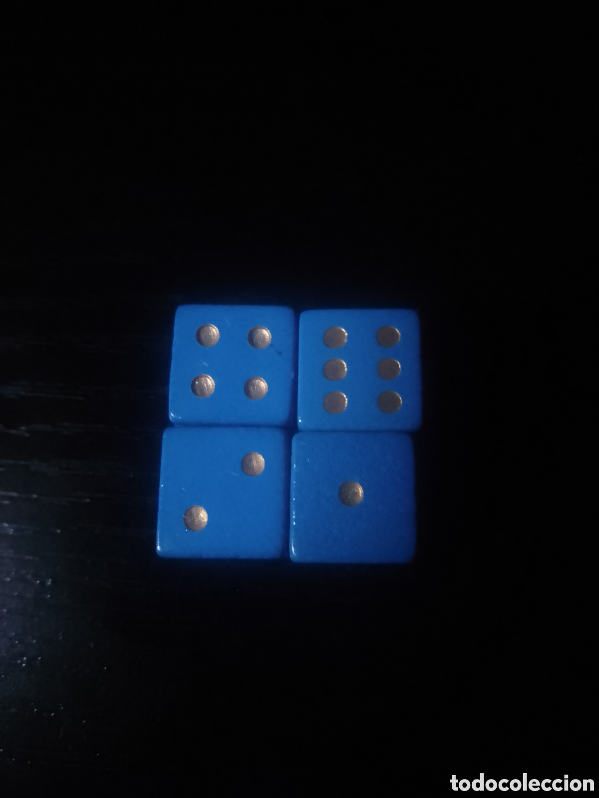Pi&egrave;ces d&eacute;tach&eacute;es et composants: Lote 4 dados Goula de madera azules vintage con puntos dorados - Vintage - Nuevos de almac&eacute;n