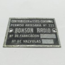Radios antiguas: ANTIGUA CHAPA CONTRIBUCIÓN DE USOS Y CONSUMOS, PERMISO ARTESANIA 222, MARCA BONSON RADIO AÑOS 40-50