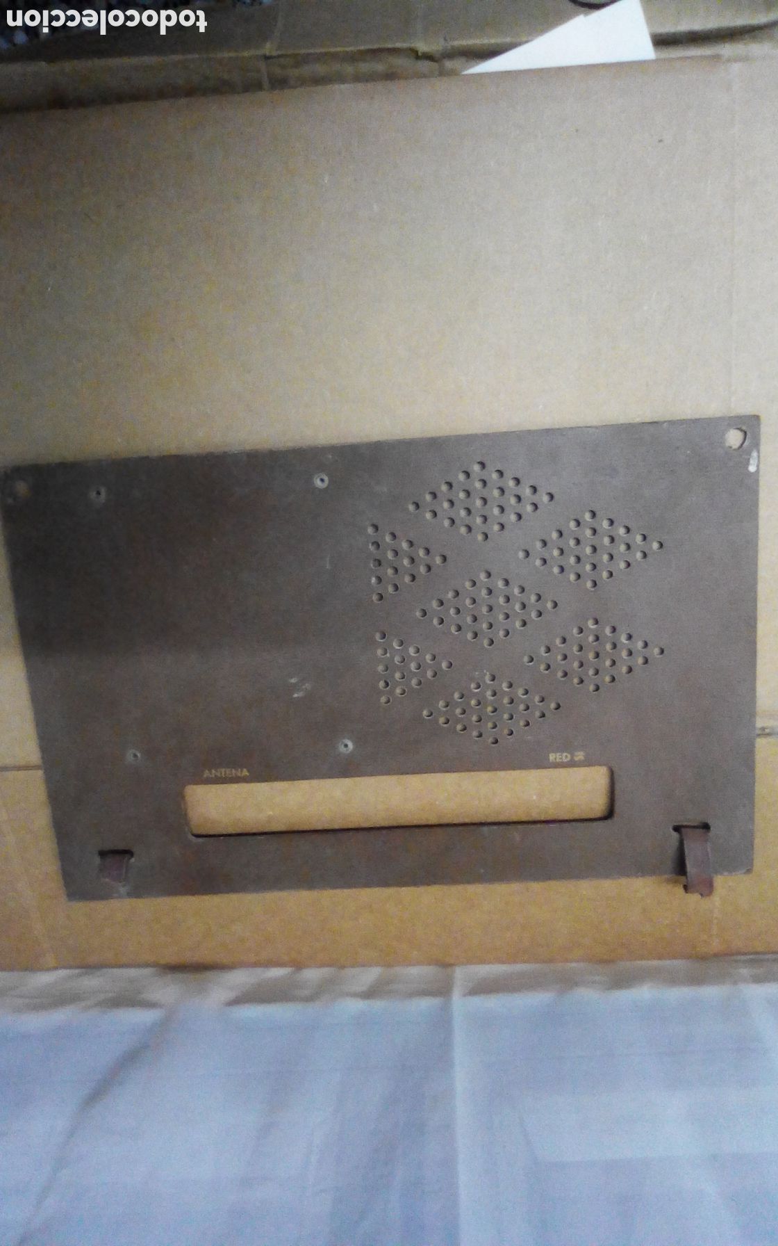 Radios antiguas: Tapa trasera de antigua radio o aparato electr&oacute;nico, no pone marca ni modelo (a identificar).