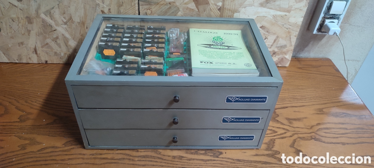Radios antiguas: Espectacular mueble cajonero con agujas para tocadiscos Fox diamante, catalogo y m&aacute;s de 100 agujas