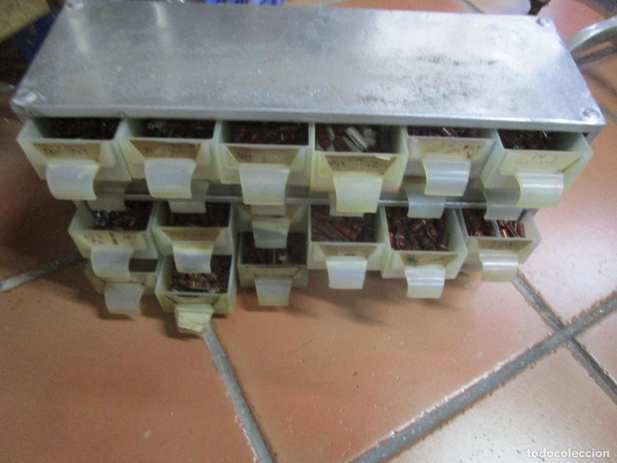 Radios antiguas: *GRAN LOTE APROX 1700 RESISTENCIAS CERAMICAS - VALORES DIFERENTES EN 24 CASILLEROS, CALIBRES 24X8mm.
