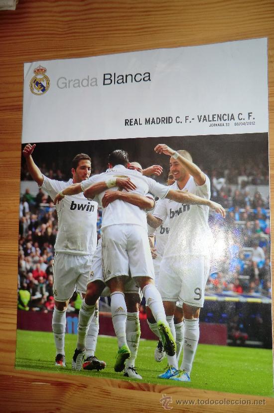 Coleccionismo deportivo: REVISTA GRADA BLANCA. REAL MADRID, JORNADA 8 ABRIL 2012 CONTRA VALENCIA. POSTER SAHIN