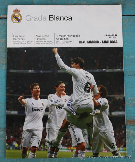 Coleccionismo deportivo: GRADA BLANCA DEL REAL MADRID MALLORCA - JORNADA 20 - 23/01/2011 - POSTER CENTRAL DE SERGIO RAMOS - E