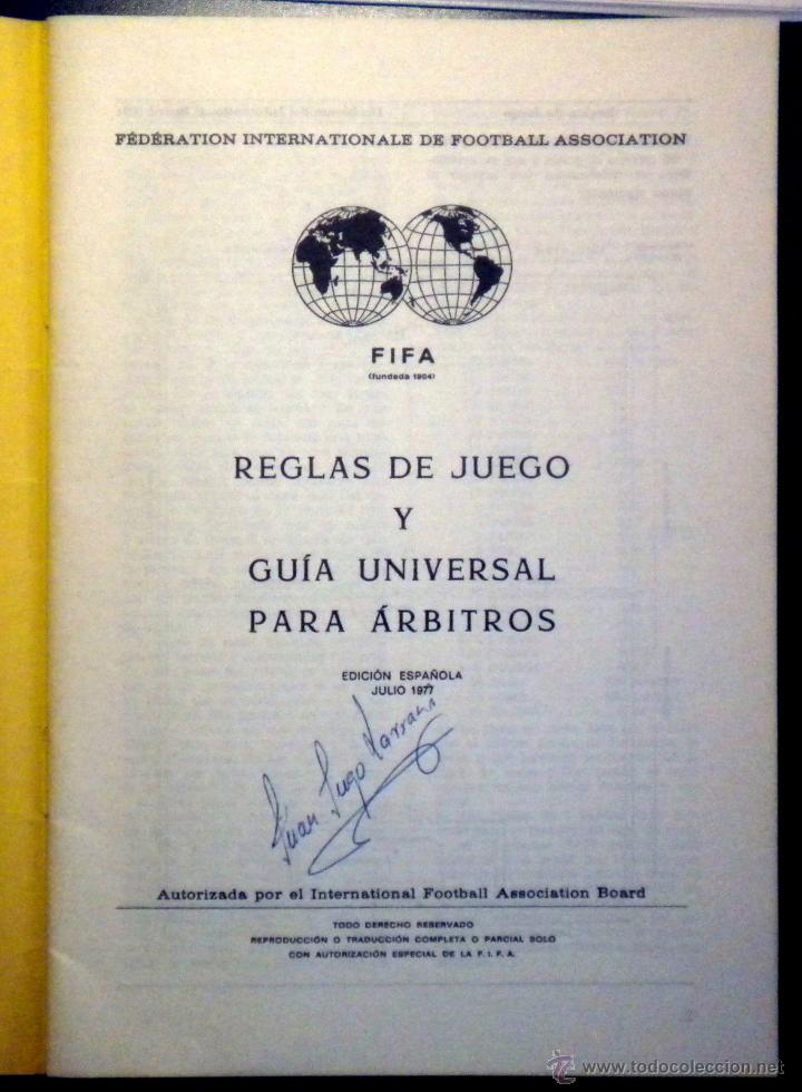 Sports collectibles: REGLAS JUEGO GUIA UNIVERSAL ARBITROS FIFA EDICION ESPA&Ntilde;OLA 1977 REFEREE SIGNED