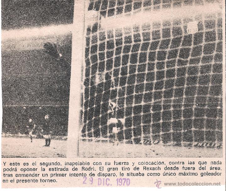 Sports collectibles: RECORTE PRENSA CAMP NOU 1970 BAR&Ccedil;A-AT.MADRID,RODRI RECIBE GOL DE REXACH PESE ESTIRADA(12 X 10CM)