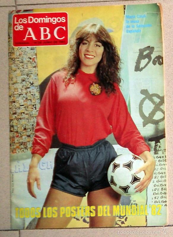 Coleccionismo deportivo: REVISTA DOMINICAL ABC FUTBOL VINTAGE. CARTELES POSTERS del MUNDIAL de ESPA&Ntilde;A 82. MARIA CASAL