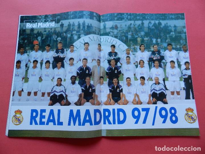 Coleccionismo deportivo: REVISTA OFICIAL REAL MADRID N&ordm; 93 POSTER PLANTILLA 97/98 PRESENTACION 1997/1998-MORIENTES-KARANKA