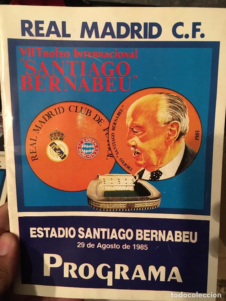 Coleccionismo deportivo: PROGRAMA OFICIAL VII TROFEO SANTIAGO BERNABEU REAL MADRID BAYERN MUNICH POSTER PLANTILLA 1985