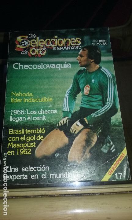 Coleccionismo deportivo: CHECOSLOVAQUIA 1982. REVISTA SELECCIONES DE ORO MUNDIAL 1982. n&ordm;17.MUY BUEN ESTADO. INCLUYE POSTER