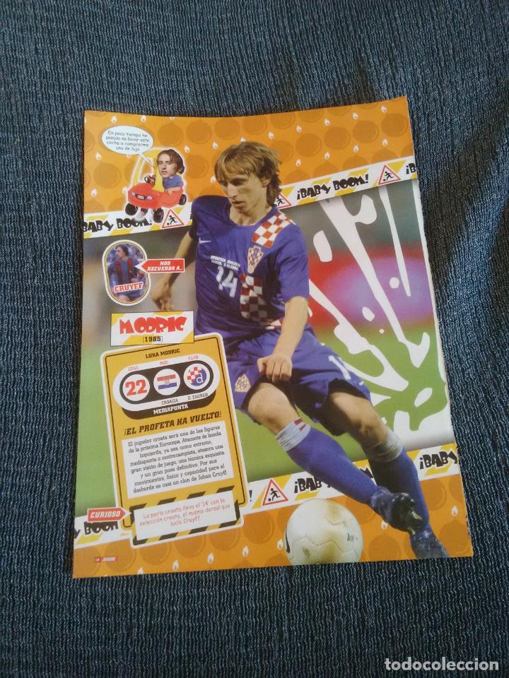 Coleccionismo deportivo: LUKA MODRIC CROACIA Y BOJAN KRKIC BARCELONA BAR&Ccedil;A - TIPO DOBLE P&Oacute;STER 1 P&Aacute;GINA REVISTA JUG&Oacute;N