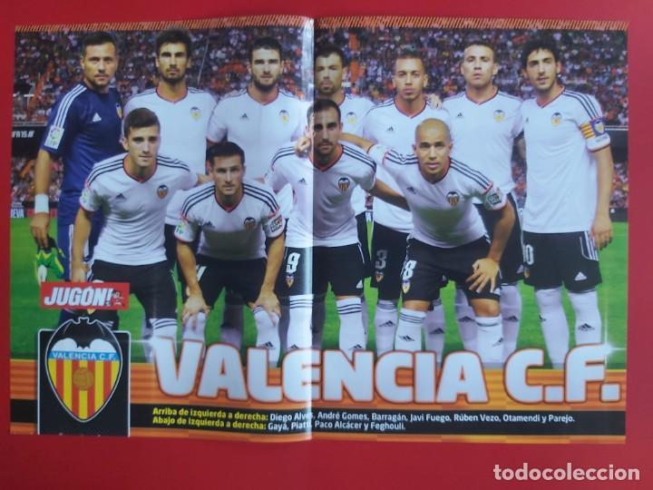 Coleccionismo deportivo: POSTER DOBLE REVISTA JUGON ALINEACION VALENCIA 2014 2015 MAS LUIS SUAREZ BARCELONA