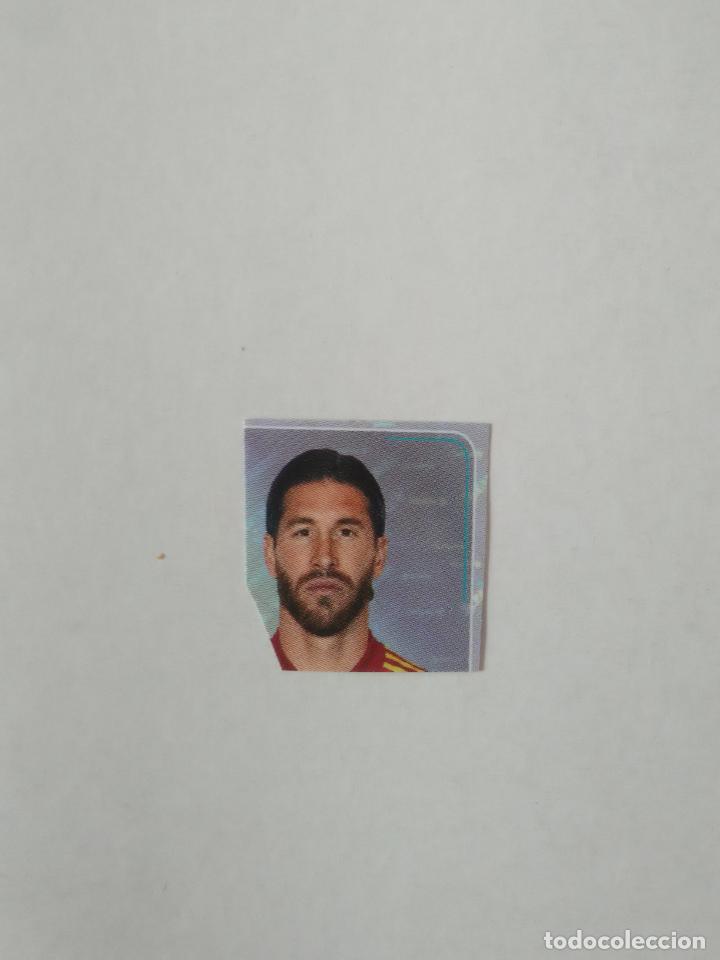 Coleccionismo deportivo: SERGIO RAMOS ESPA&Ntilde;A SELECCI&Oacute;N ESPA&Ntilde;OLA - RECORTE DE PRENSA REVISTA JUG&Oacute;N MIDE 2,1 X 2,2 CMS
