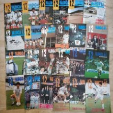 Coleccionismo deportivo: LOTE DE 24 REVISTAS JUGADOR NUMERO 12 VALENCIA CLUB DE FUTBOL AÑOS 89/90/91/92/93 CON POSTERS