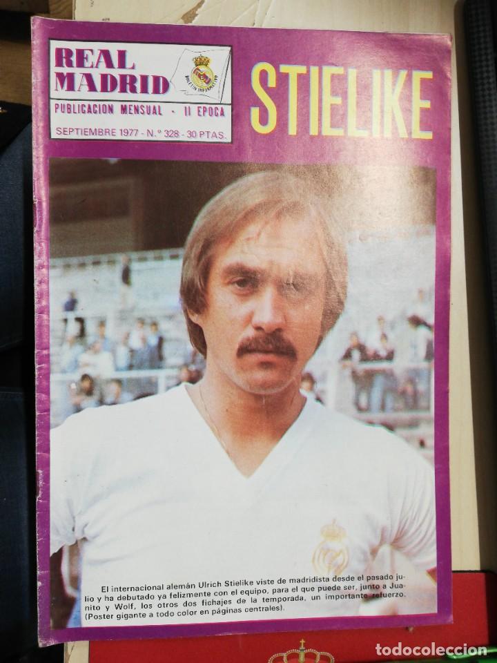 Coleccionismo deportivo: REVISTA OFICIAL REAL MADRID 328 POSTER STIELIKE DUKLA FEYENOORD HOMENAJE VELAZQUEZ 1977 EINTRACHT