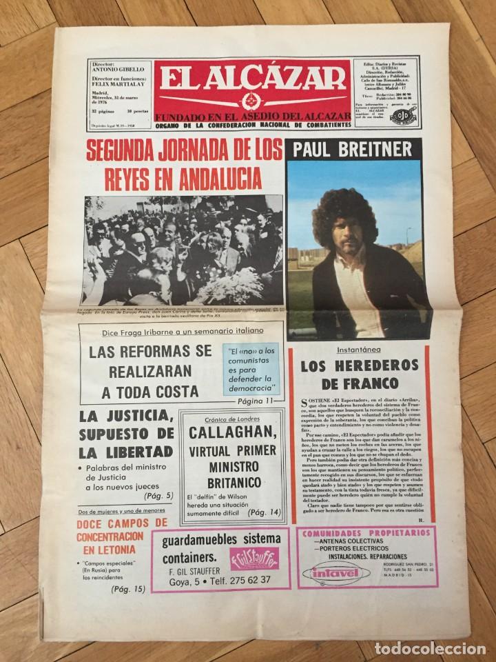 Coleccionismo deportivo: EL ALCAZAR (31-3-1976) REYES DE ESPA&Ntilde;A BREITNER BAYERN MUNCHEN HOENESS BARCELONA LIVERPOOL LEGION