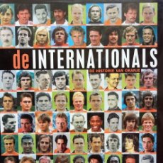 Coleccionismo deportivo: VOETBAL INTERNATIONAL. “DE INTERNATIONALS. DE HISTORIE VAN ORANJE”. / NED-300-2