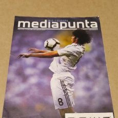 Coleccionismo deportivo: REVISTA MEDIA PUNTA REAL MADRID, 21 OCTUBRE 2009,NÚMERO 26 JORNADA 3