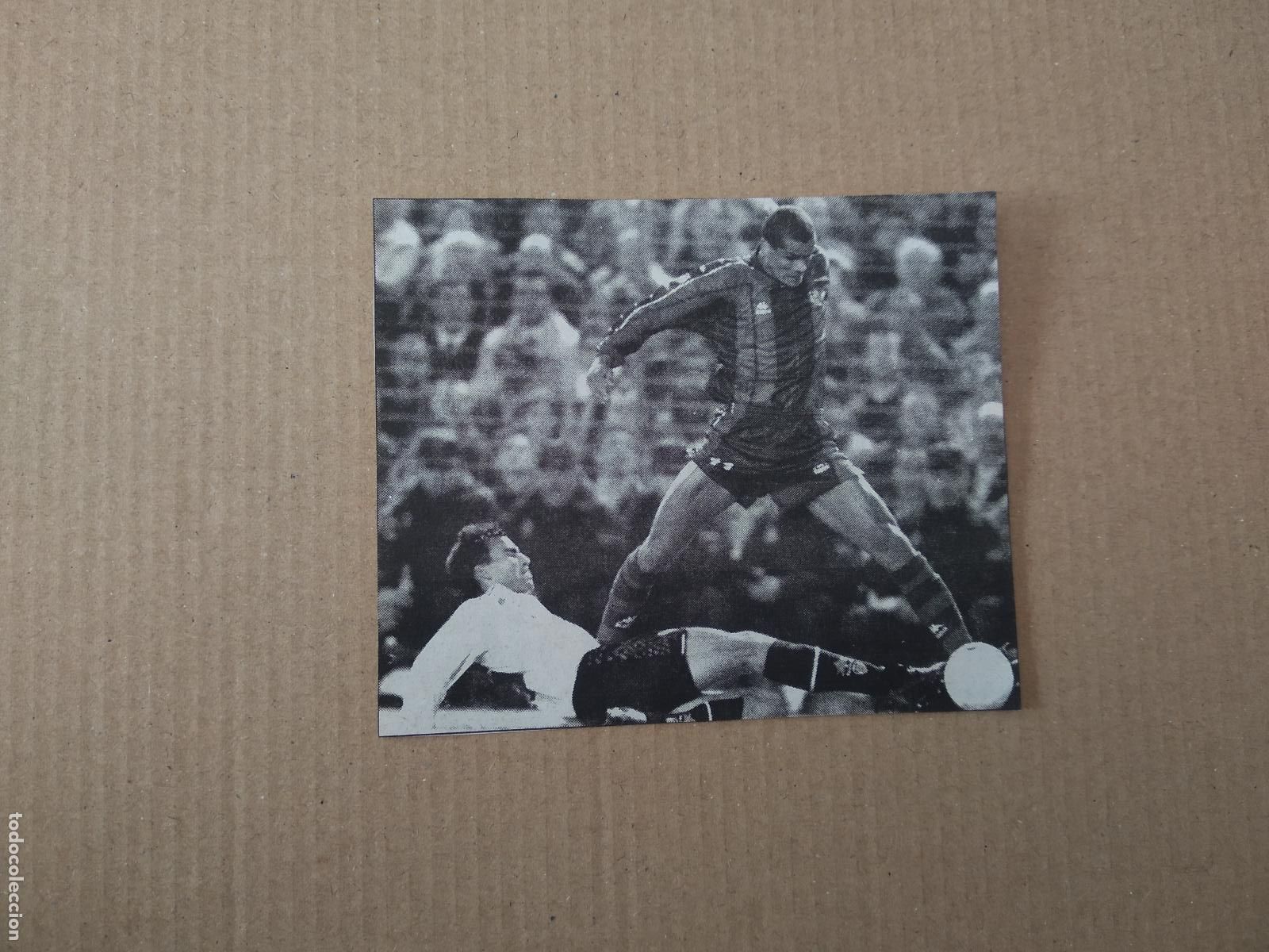 Coleccionismo deportivo: ANTIGUO RECORTE DE DIARIO PERIODICO RIVALDO BARCELONA MIDE 8,2CM X 9,8CM