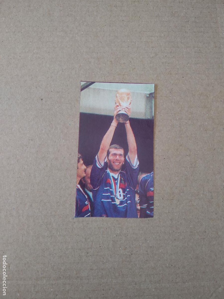 Coleccionismo deportivo: ANTIGUO RECORTE DE DIARIO PERIODICO ZIDANE FRANCIA COPA DEL MUNDO MIDE 7,4CM X 4,1CM