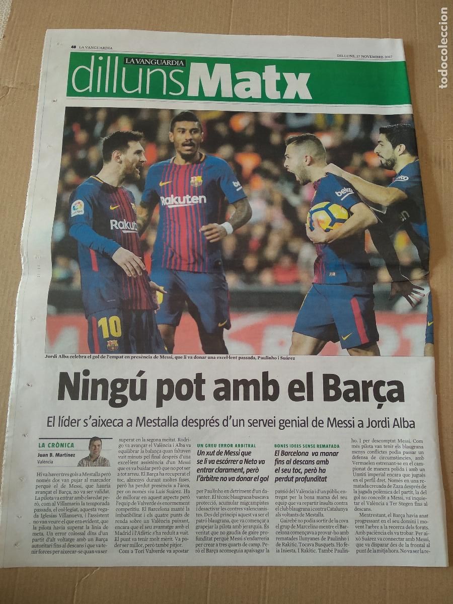 Coleccionismo deportivo: HOJA DIARIO LA VANGUARDIA 2017 MESSI PAULINHO JORDI ALBA LUIS SUAREZ BARCELONA