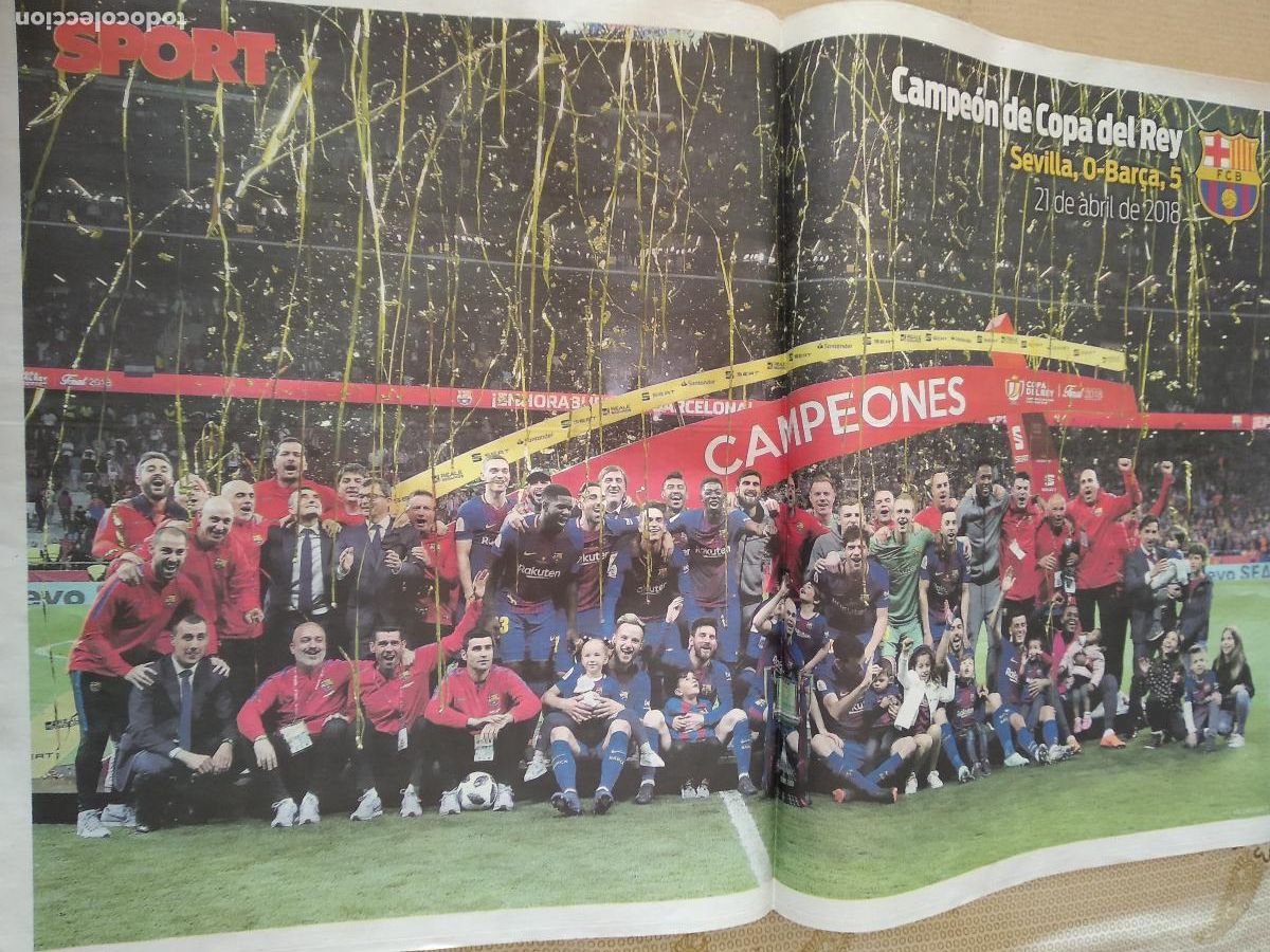 Coleccionismo deportivo: HOJA DIARIO SPORT CAMPEON COPA DEL REY EQUIPO PLANTILLA BARCELONA INIESTA LUIS SUAREZ MESSI SEVILLA