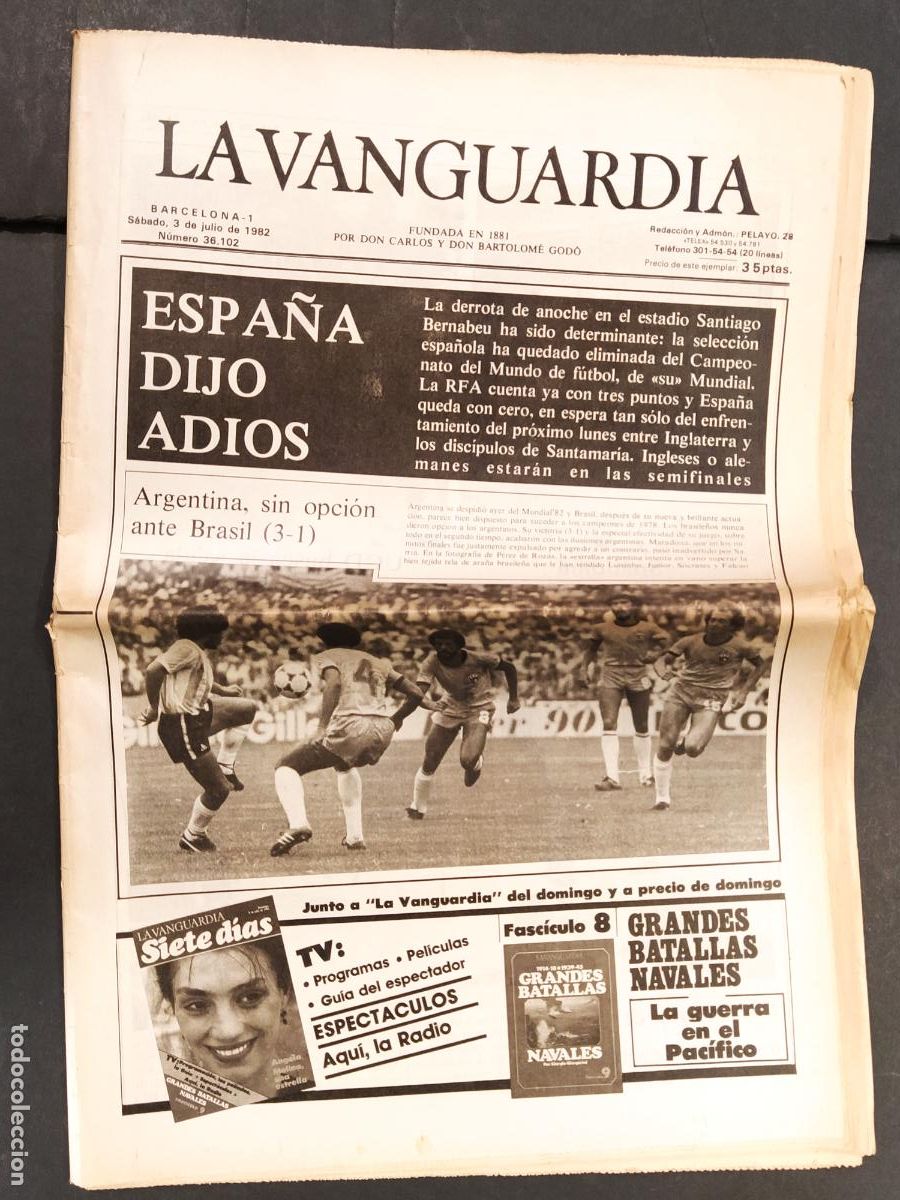 Coleccionismo deportivo: LA VANGUARDIA - FUTBOL MUNDIAL 82 - 3 DE JULIO DE 1982 - ESPA&Ntilde;A ELIMINADA DEL MUNDIAL -VER FOTOS