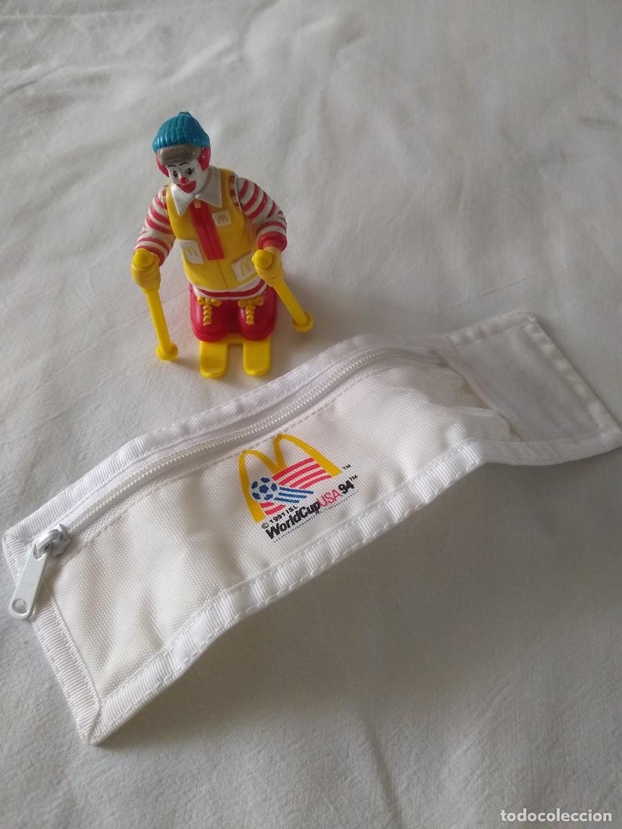 Coleccionismo deportivo: Figura Ronald y Mu&ntilde;equera monedero de McDonald's con el logo de la Copa Mundial de la FIFA USA 1994.