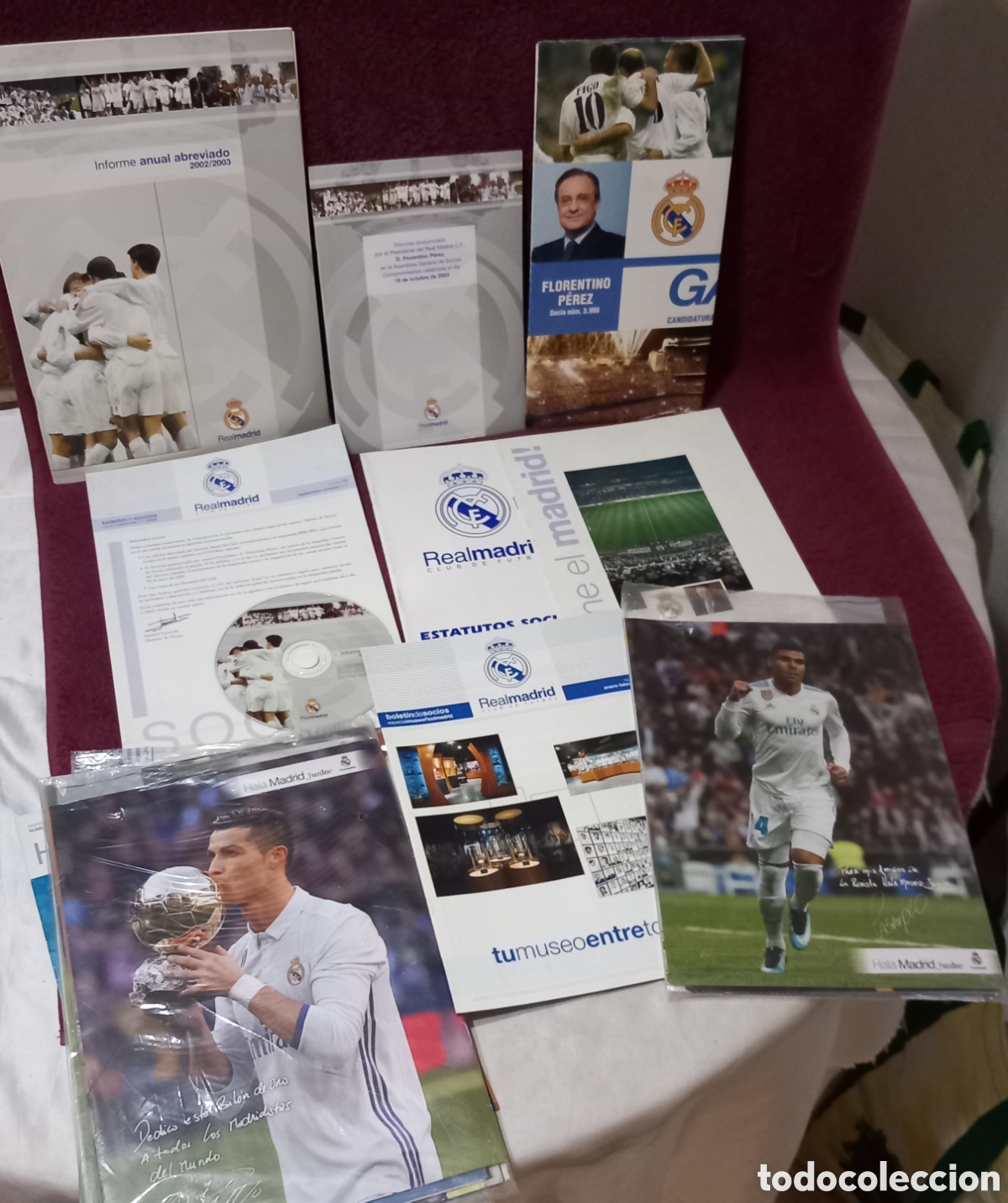 Sports collectibles: GRAN LOTE REAL MADRID/25 REVISTAS HALA MADRID(PRECINTADAS)+DOCUMENTACION+13 posters