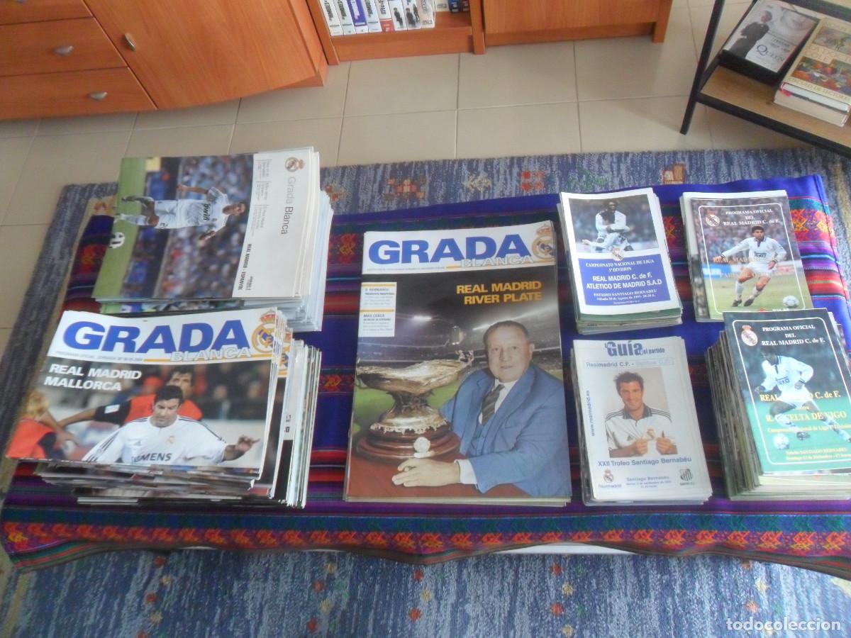 Coleccionismo deportivo: 525 PROGRAMA OFICIAL REAL MADRID, COMPETICIONES EUROPEAS Y GRADA BLANCA 1992 2020. CON REGALOS VHS.