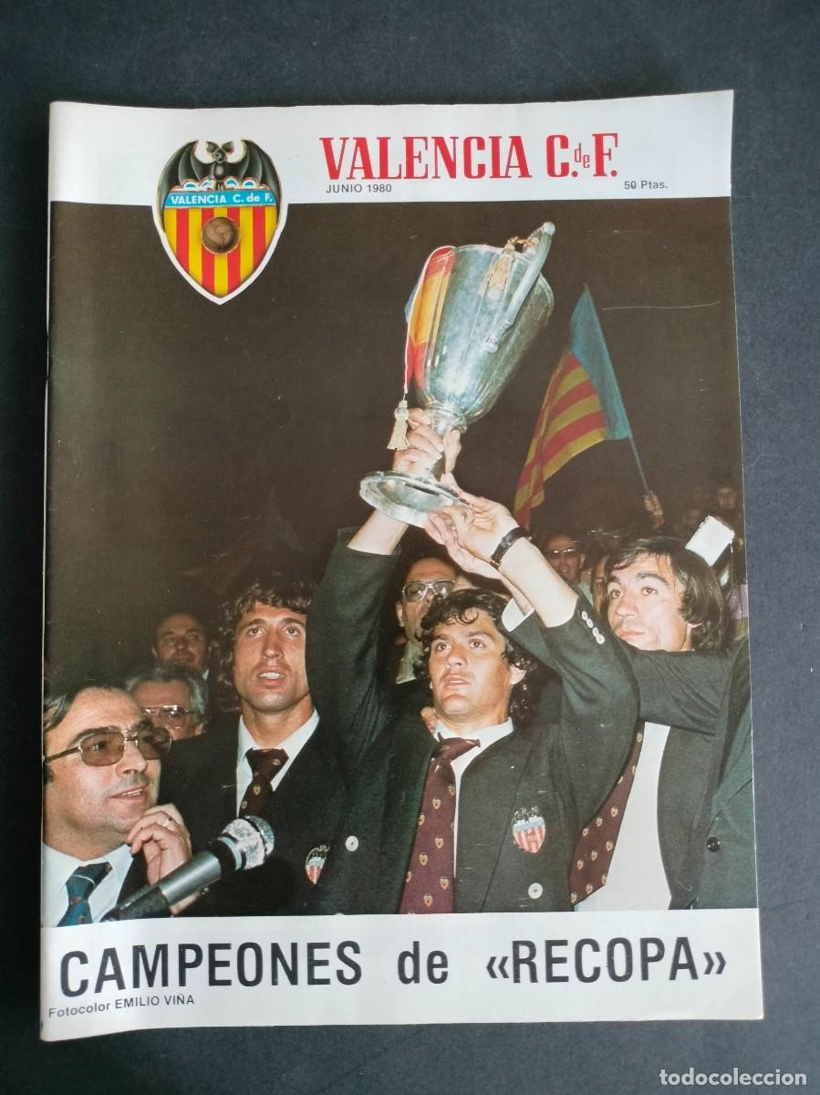 Coleccionismo deportivo: REVISTA FUTBOL DEL VALENCIA C. DE F. N&ordm; 37 JUNIO 1980 CAMPEONES DE RECOPA CON POSTER DE KIOSCO!!