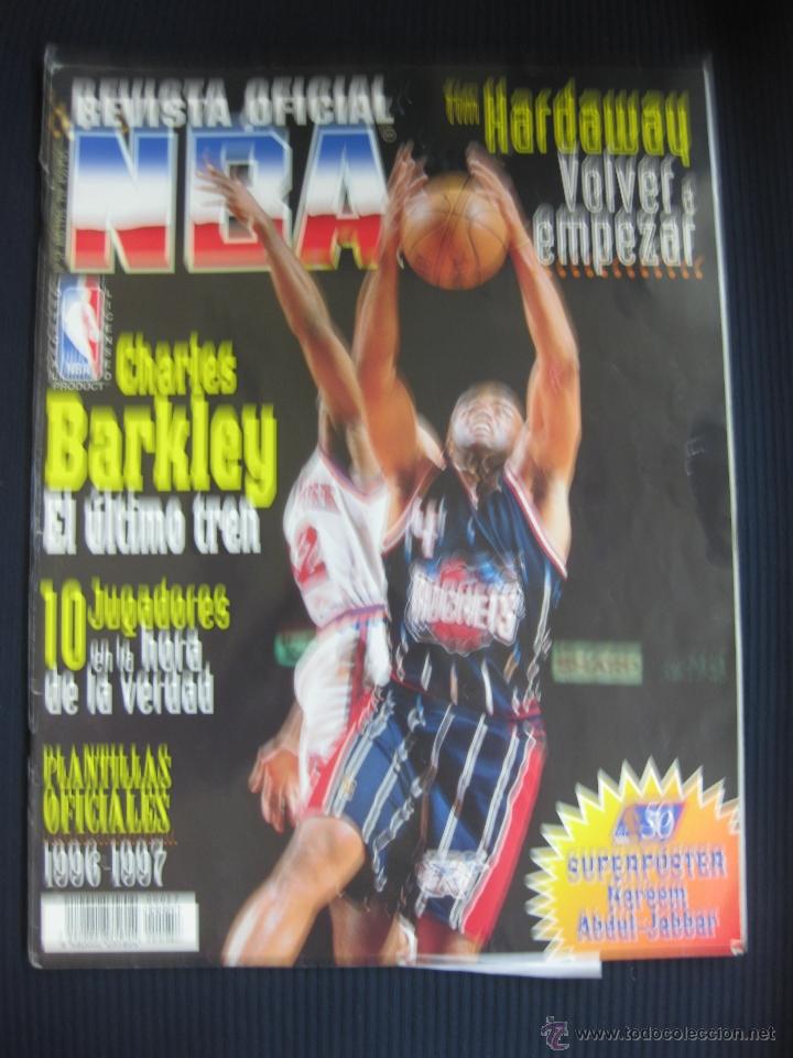 Coleccionismo deportivo: REVISTA OFICIAL NBA N&ordm; 57.- 1996. SUPERPOSTER 78 X 56 KAREEM ABDUL-JABBAR