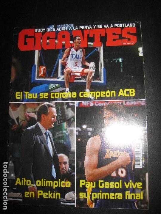 Coleccionismo deportivo: GIGANTES DEL BASKET N&ordm; 1180. POSTERS: TAU CERAMICA Y PETE MICKEAL. JUNIO 2008