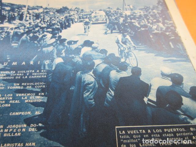 Coleccionismo deportivo: FOTO 1957 - CICLISMO BOTELLA CORONA EL ALTO DE LOS LEONES - CIFRAS Y CURIOSIDADES VUELTA - 2 PAGINAS