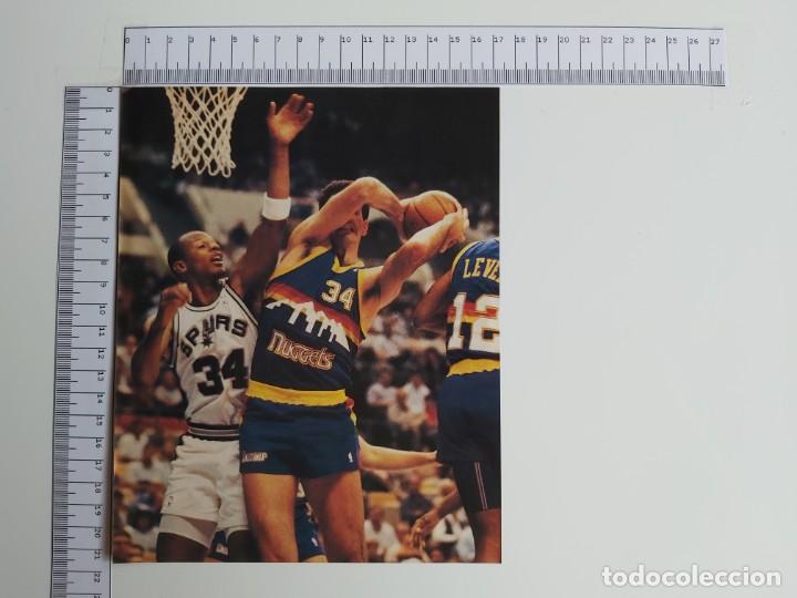 Collectionnisme sportif: RECORTE BALONCESTO NBA DANNY SCHAYES Y TERRY CUMMINGS PARTIDO ENTRE SPURS Y NUGGETS  1990