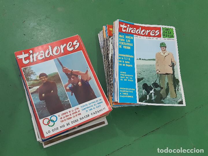 Sports collectibles: LOTE DE 52 REVISTAS TIRADORES DE TIRO, CAZA Y PESCA 1977 a 1983